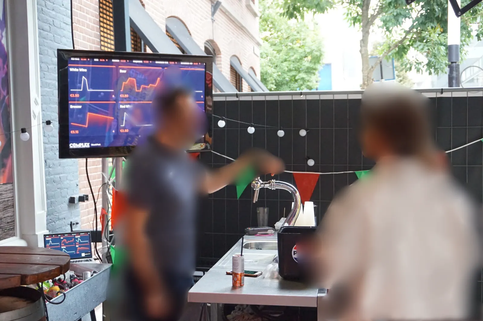 Live-Preischarts im echten Einsatz auf einer Terrasse