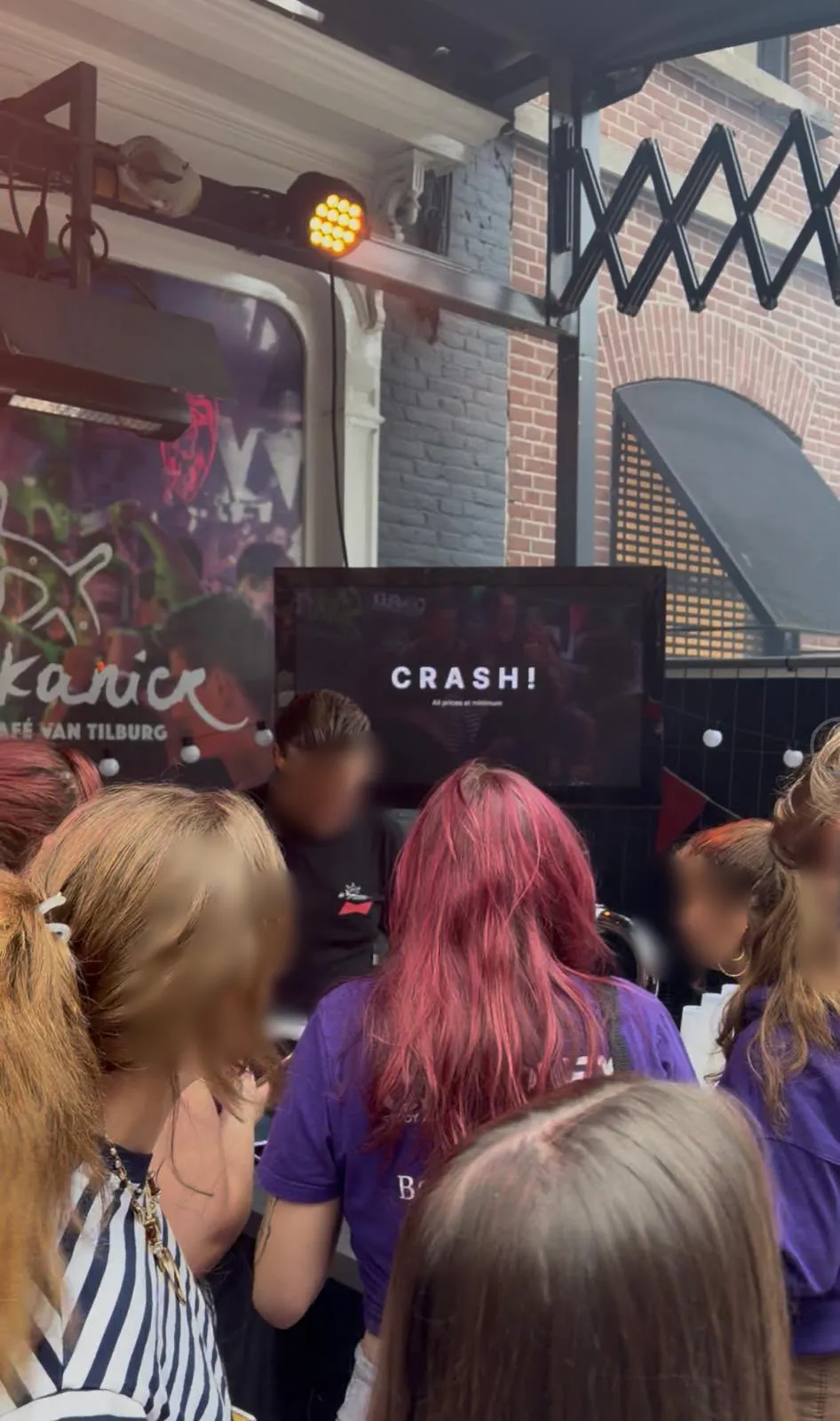 Crowd beobachtet den CRASH!-Moment