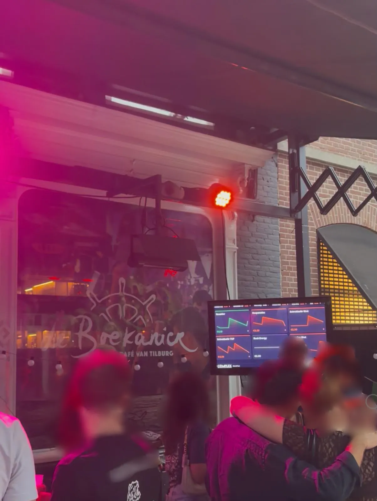 Gäste feiern direkt vor dem Partybroker-Screen